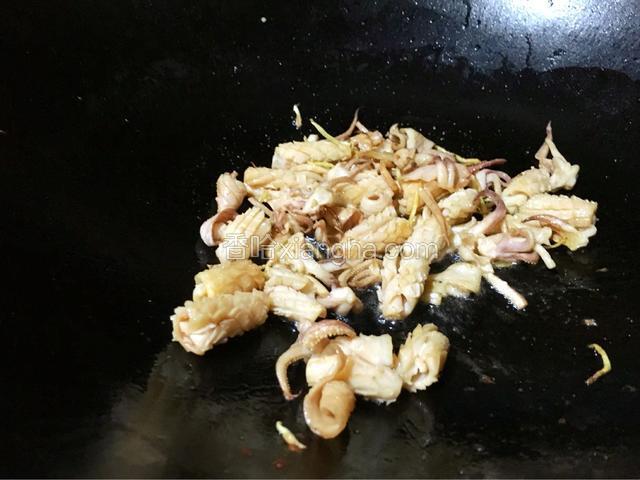 因为鱿鱼是没有味道的，适当放入一些盐、料酒和生抽提前调味，翻炒均匀后盛出备用