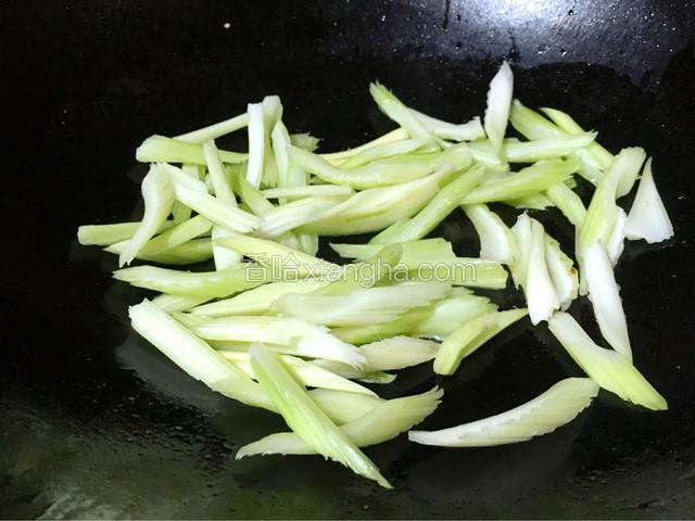 锅里留适量底油烧热放入西芹