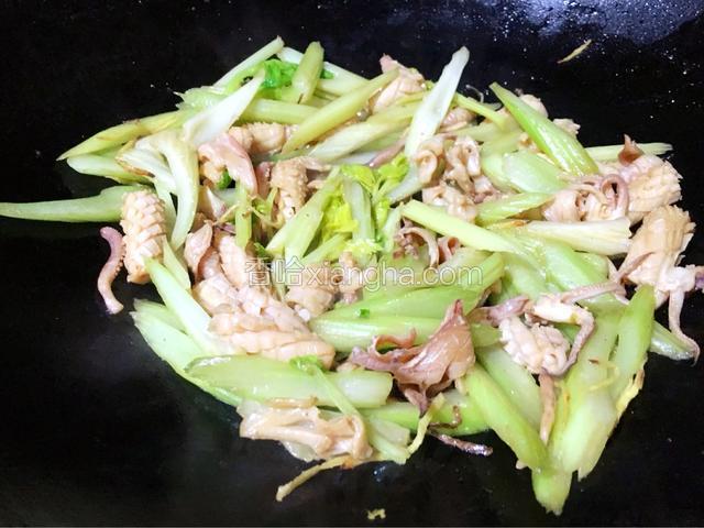 倒入少许清水翻炒均匀