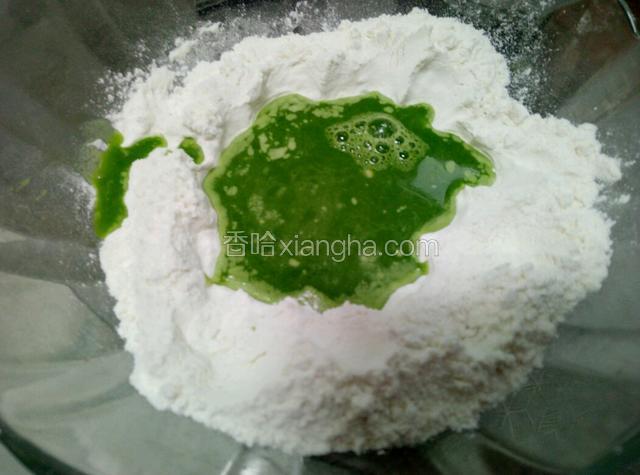 菠菜洗净榨汁，加入半袋酵母搅拌均匀，平时吃饭的碗大概一碗就够了。