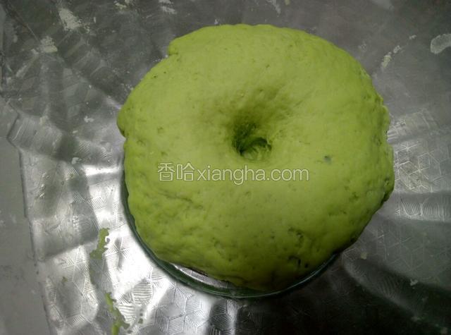 用手戳不回缩，有蜂窝状即可。