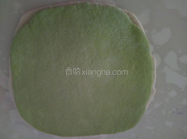 把菠菜面团和牛奶面团重叠，紧紧的黏在一起，然后由下向上卷成长条，一定要卷紧。