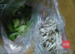 蟹味菇炒油菜的做法图解1