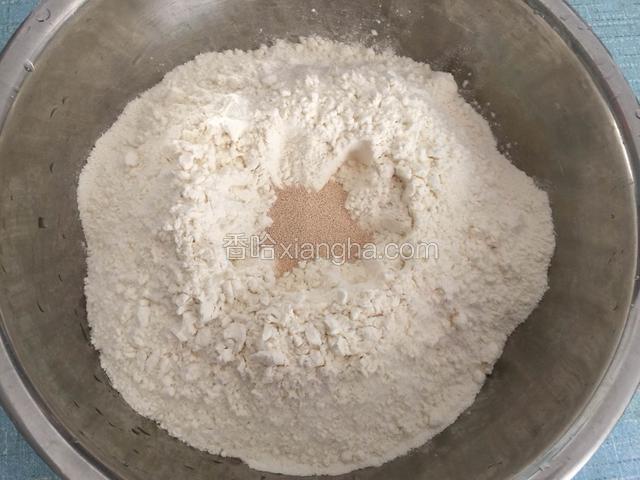取适量的面粉放在盆里，倒入适量的酵母粉。