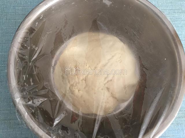 把面粉揉成光滑的面团，覆盖上保鲜膜放至温暖处发酵。