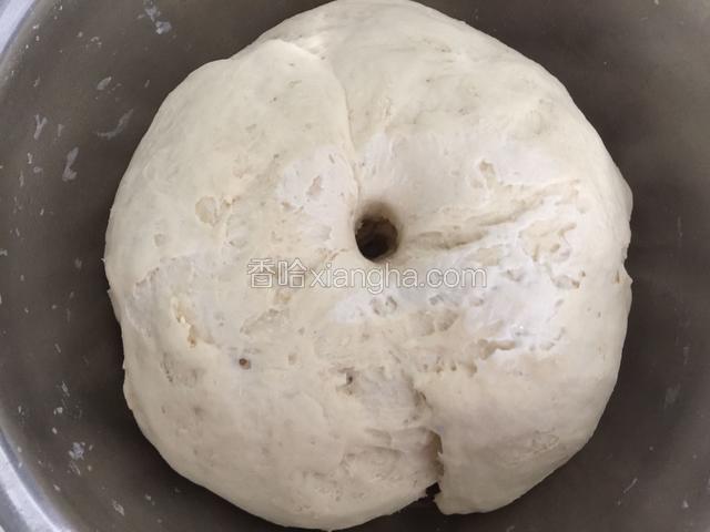 面团发酵至原来的两倍大，用手指插入不会回缩即可。