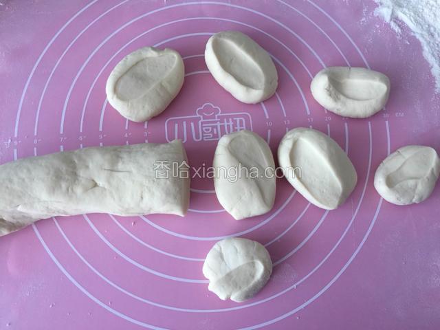 把发酵好的面团排气揉匀，切成均匀的面剂子。