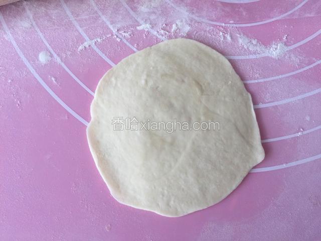 取一个面剂子用擀面杖擀皮小面片。