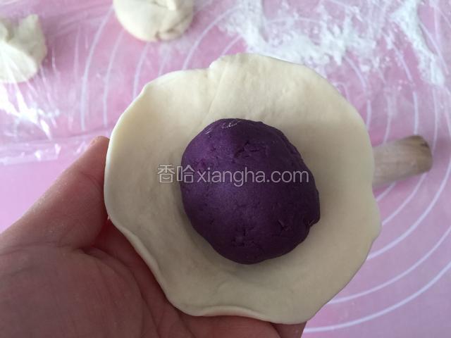 放入紫薯馅包好。