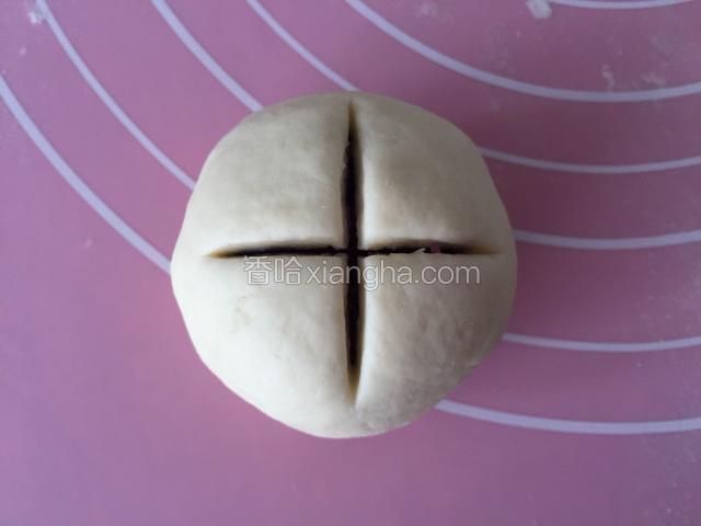 包子包好收口朝下，用小刀划个十字。