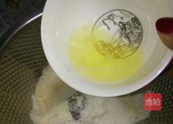 小西点蛋白椰蓉球的做法图解3