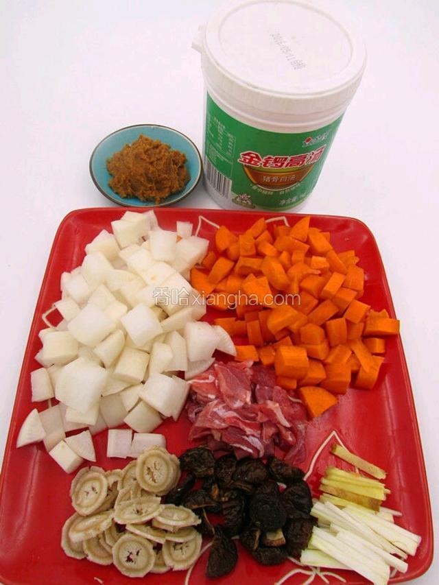 准备食材
主料：味噌、高汤（金锣的猪骨白汤）
主菜：瘦肉（切片）、牛蒡（也叫东洋参，有些难买，大型蔬菜市场或大超市有卖。切片）
香菇（对半切）、白萝卜（切小块）、胡萝卜（切小块）
作料：姜（切条）、大葱（切条）、小葱
