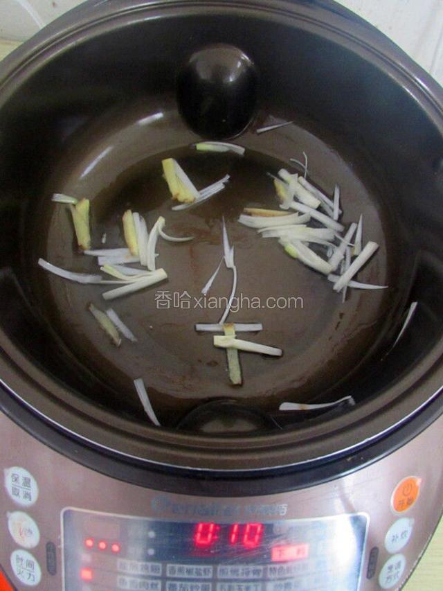 热油炒料
1.       锅烧热，放少量的油，再烧热。
2.       放入姜条和大葱，炒出香味。
