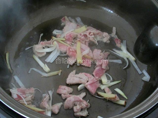 炒肉片
放入肉片，微微煸炒至变白色。
