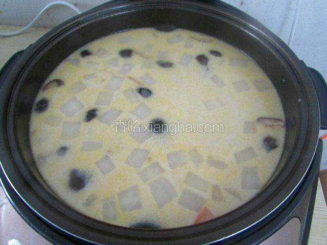 去掉汤沫
1.       再次煮沸后，上面会出现一层汤沫，用勺子舀掉。
2.       计时10分钟左右。
