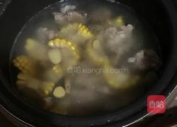 胡萝卜玉米排骨汤的做法图解4