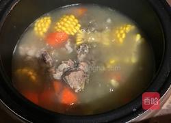 胡萝卜玉米排骨汤的做法图解6