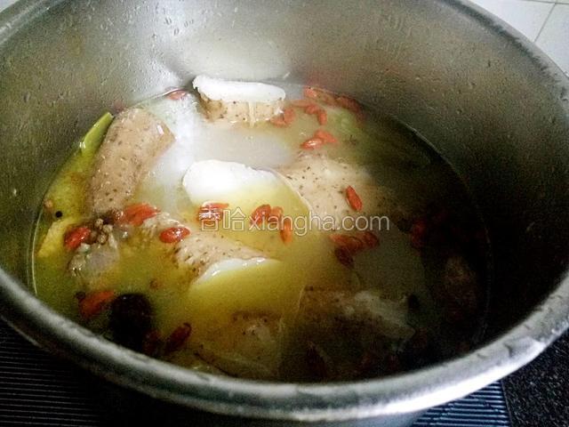 炖制鸡肉熟透，山药软了，在放上枸杞就可以关火完成