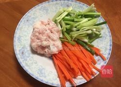 炒鱼面的做法图解1