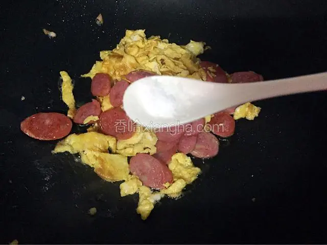 加入适量的盐和鸡精翻炒均匀