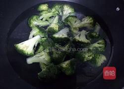 西兰花炒虾仁的做法图解3