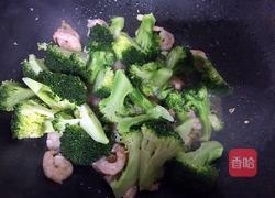 西兰花炒虾仁的做法图解6