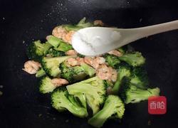 西兰花炒虾仁的做法图解7