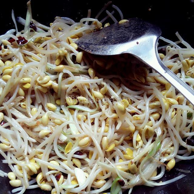 倒进豆芽翻炒，