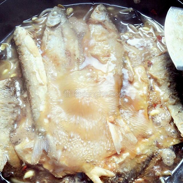 放入炸好小鱼，加少许料酒