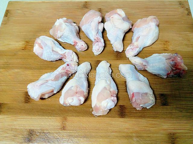 买好的新鲜翅根轻易干净，控干水分。