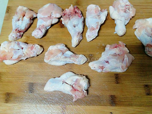 然后在翅根上切上几刀方便腌制入味！