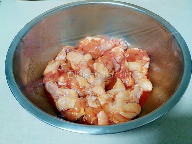 用保鲜膜封上放入冰箱冷藏一下午。