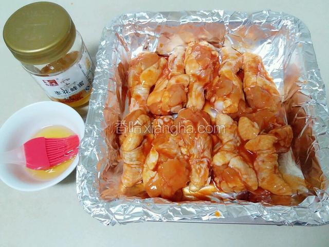 取出来放入铺好锡纸的烤盘。