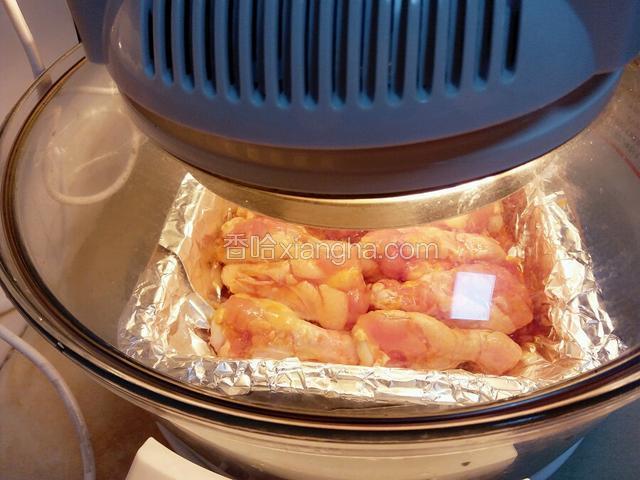 放入光波炉，选择烤鸡翅按键。