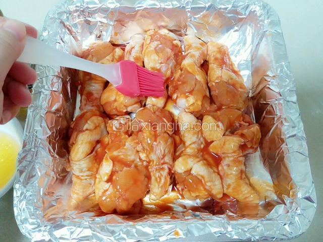 然后给翅根刷上一层蜂蜜。