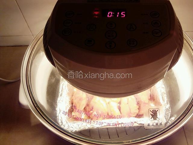 时间过一半时，取出来给翅根翻个面再刷一层蜂蜜继续烤。