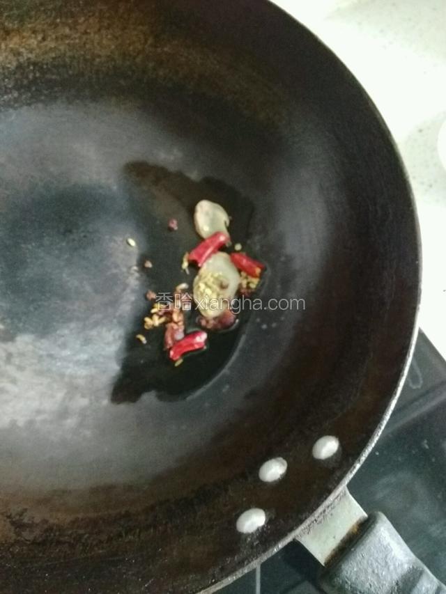 锅内倒入花生油，干辣椒姜末爆香；