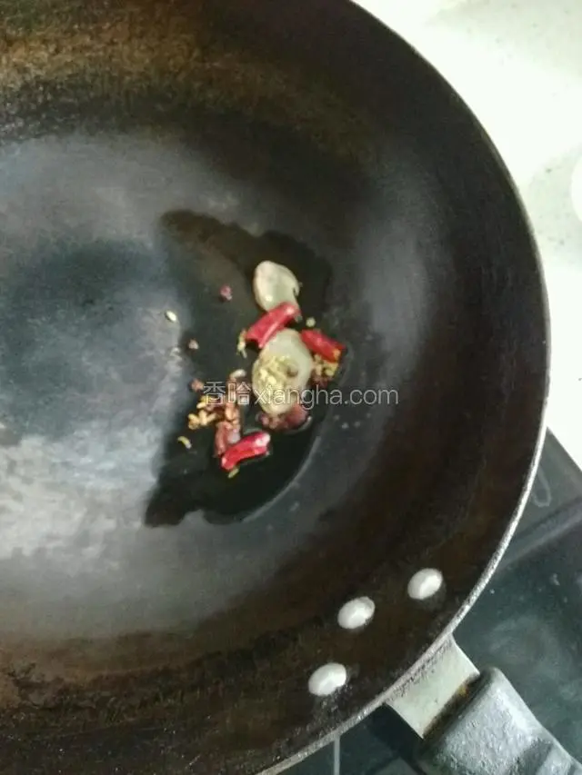 锅内倒入花生油，干辣椒姜末爆香；