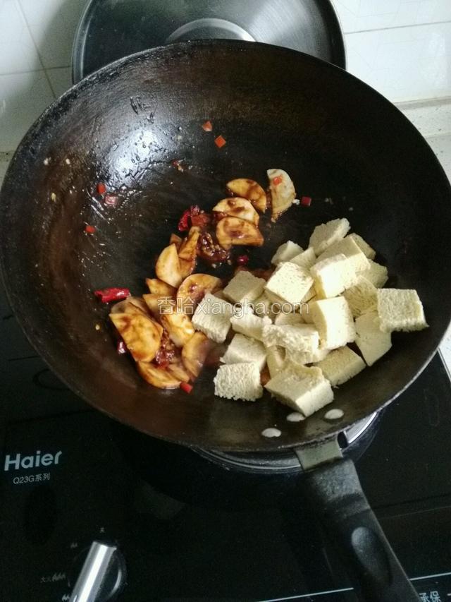 下入杏鲍菇、冻豆腐；