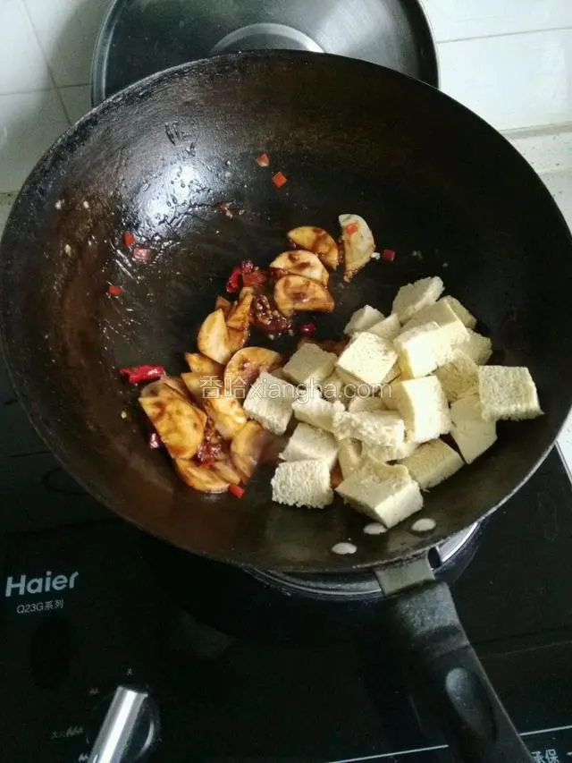 下入杏鲍菇、冻豆腐；
