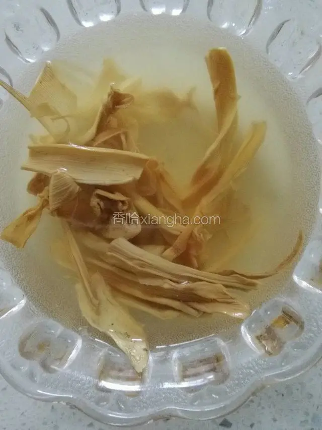 干笋泡发完毕洗净；