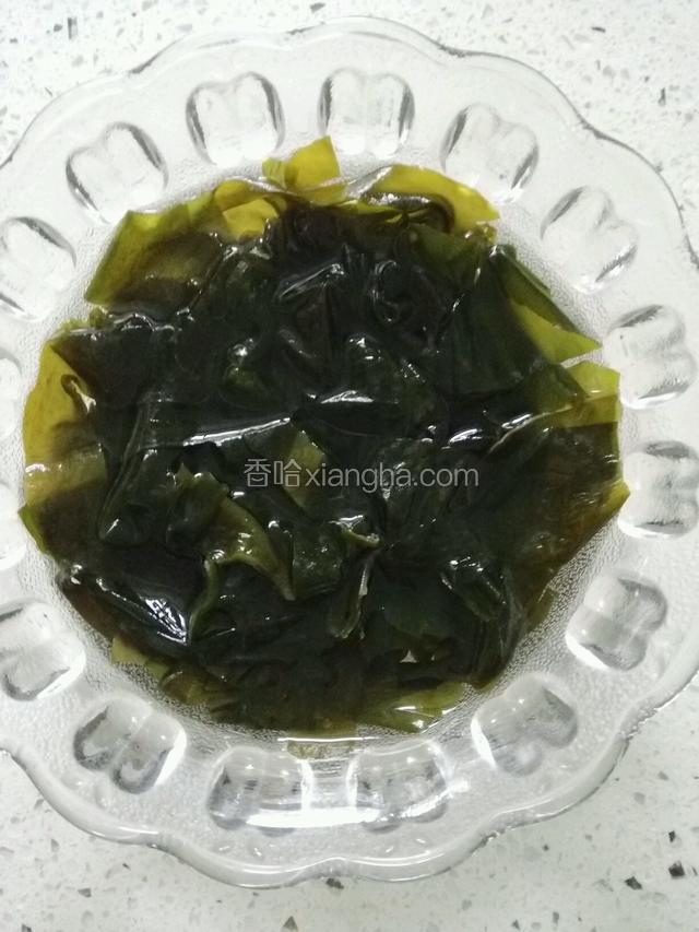 海藻泡发完毕洗净；
