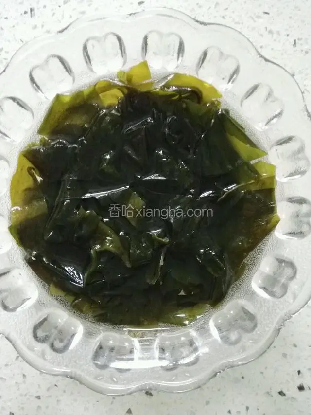 海藻泡发完毕洗净；