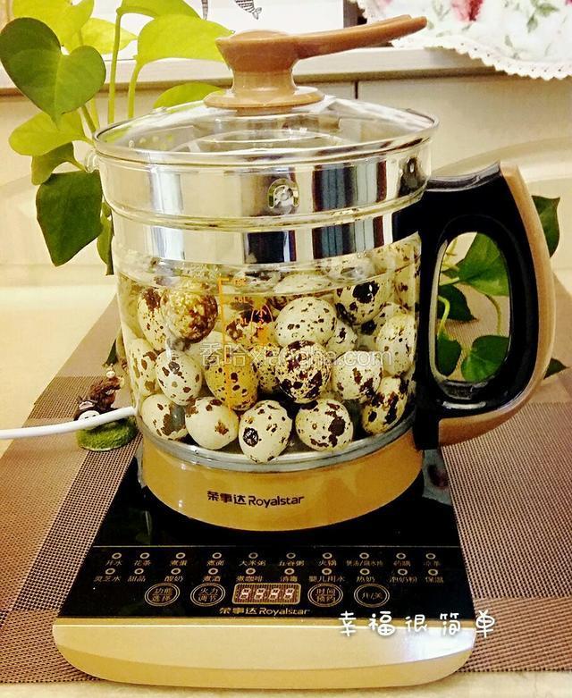 把洗净的鹌鹑蛋蛋放进养生锅加清水没过蛋2厘米左右，按煮蛋键煮蛋。