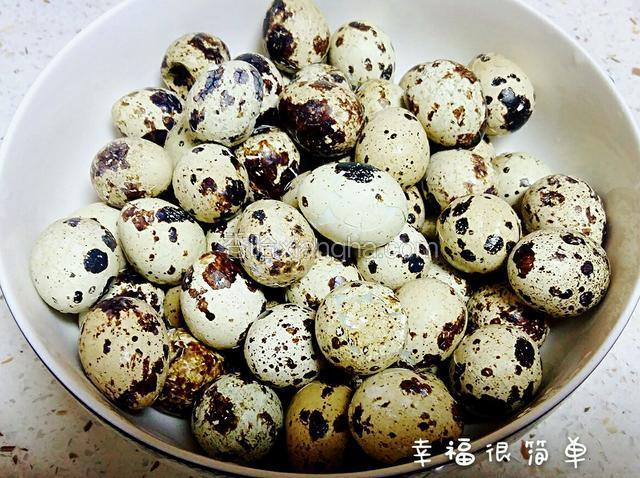 煮熟的鹌鹑蛋放入冷水中冷却，把它一个个敲碎。