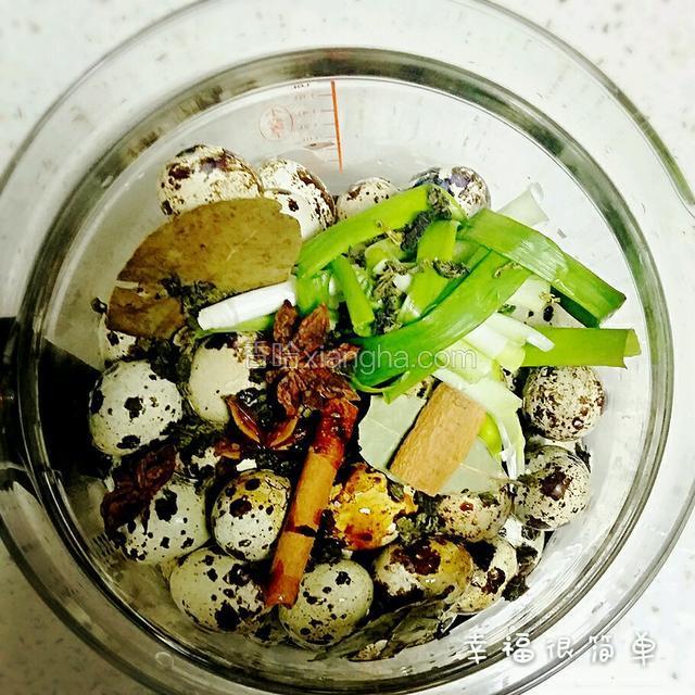 敲碎后的鹌鹑蛋，再放入养生壶中，加入准备好的配料，再加清水没过蛋2厘米左右，再次按煮蛋键煮制。