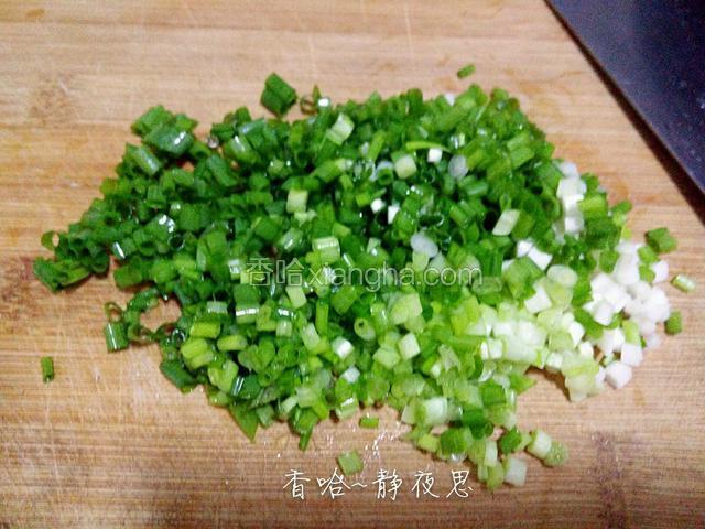 适量香葱切葱花备用