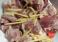 白萝卜玉米排骨汤的做法图解1