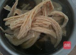 腐竹炒肉的做法图解1