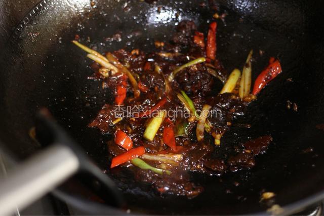 加入剁细的郫县豆瓣酱炒出红油，可加少许水使酱料呈润泽冒泡状。